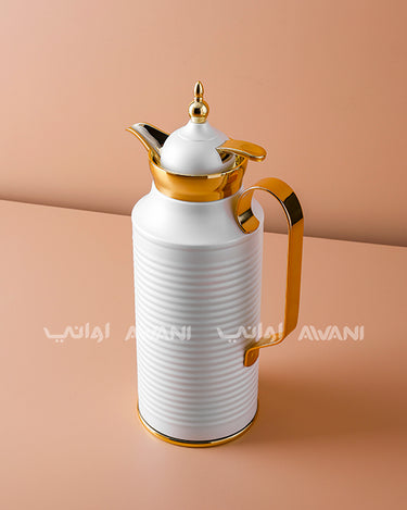 دلة قهوة عربية معدنية فاخرة – تصميم كلاسيكي، 1 لتر – أبيض مطفي بمقبض ذهبي